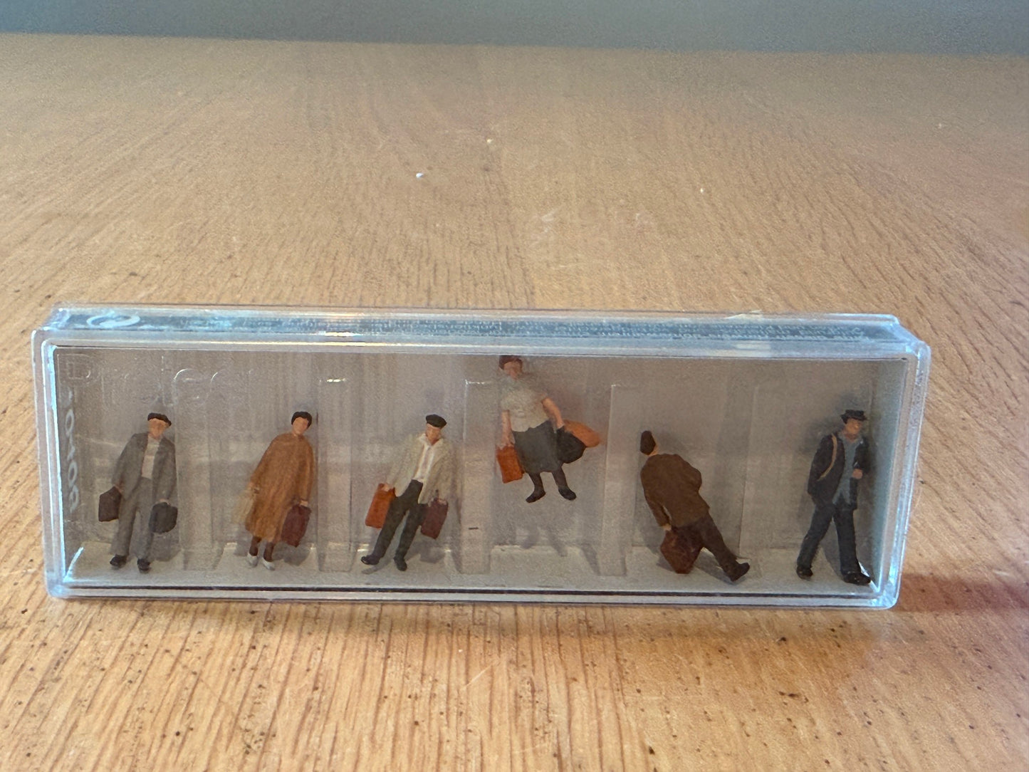Presier HO Scale Figures - People with luggage - Pack of 6