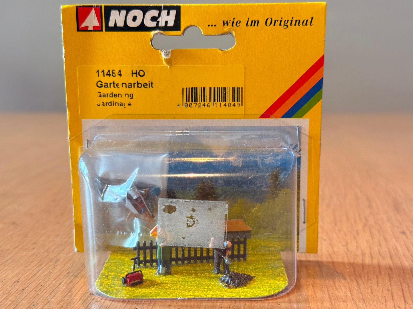 Noch 11484 - HO Scale - Gardening Scene