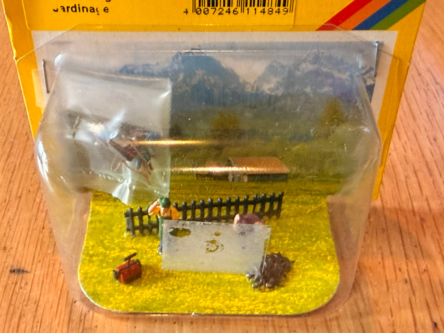 Noch 11484 - HO Scale - Gardening Scene
