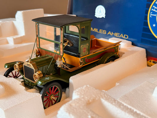 Franklin Mint B11E850 Ford Model T Christmas Truck