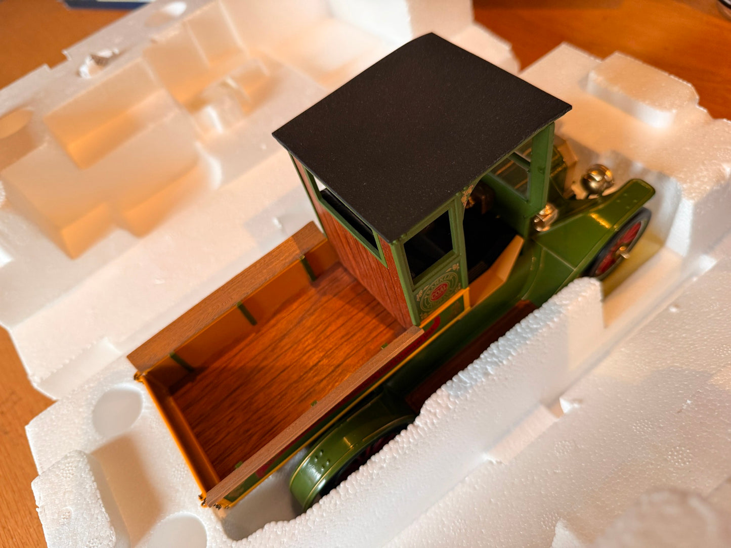 Franklin Mint B11E850 Ford Model T Christmas Truck