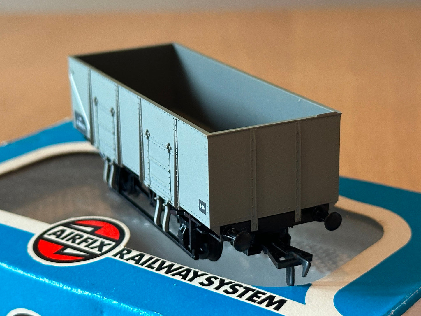 Airfix OO Gauge 54366 BR 7 Plank Wagon P130286