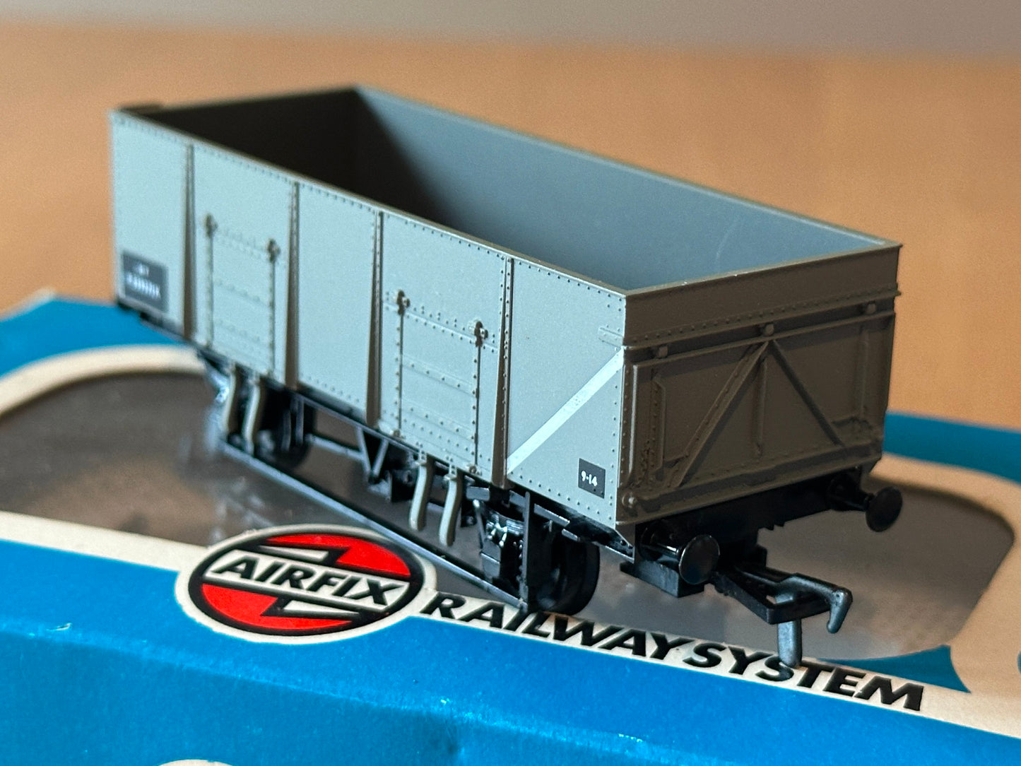 Airfix OO Gauge 54366 BR 7 Plank Wagon P130286