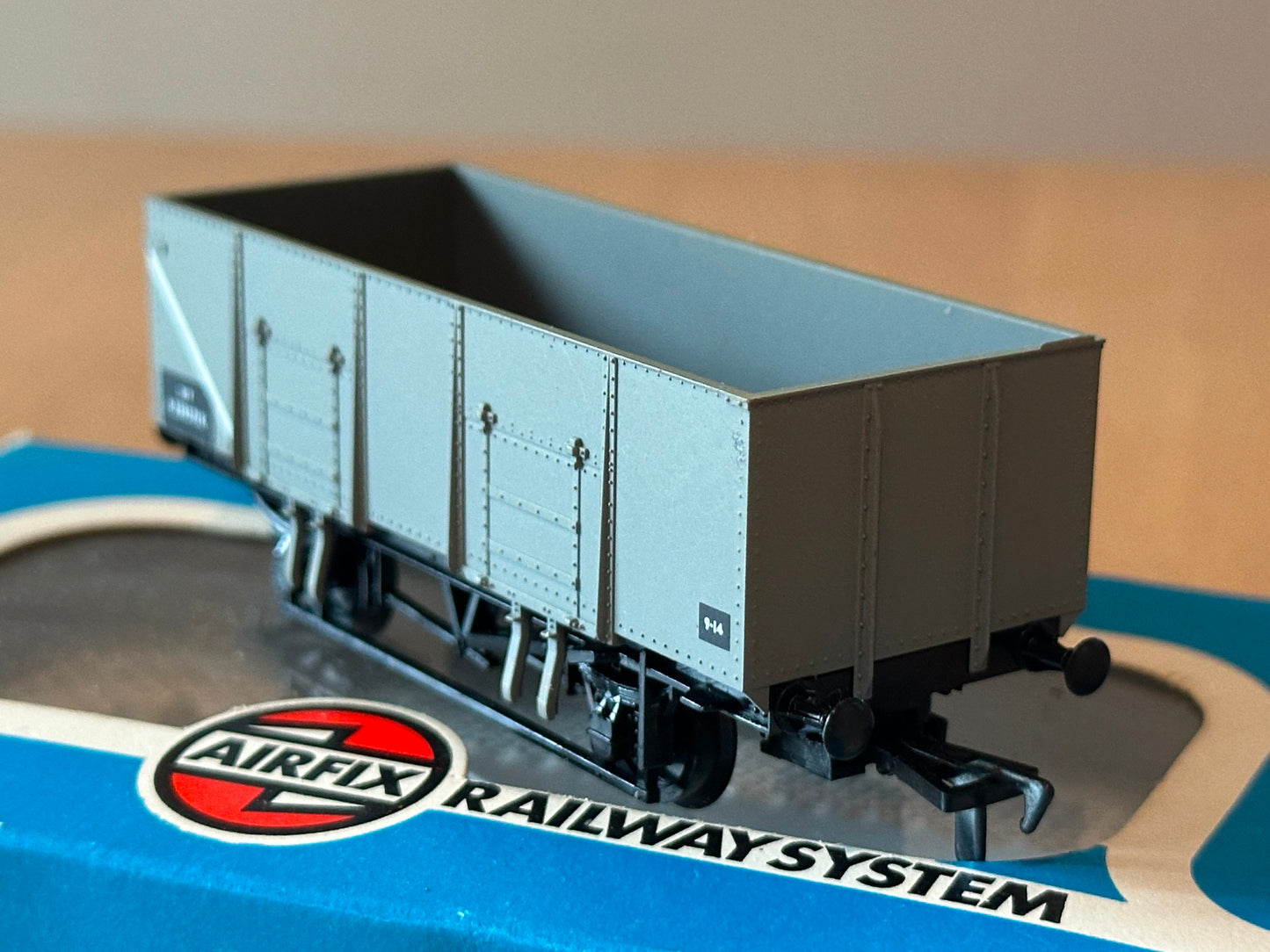 Airfix OO Gauge 54366 BR 7 Plank Wagon P130286
