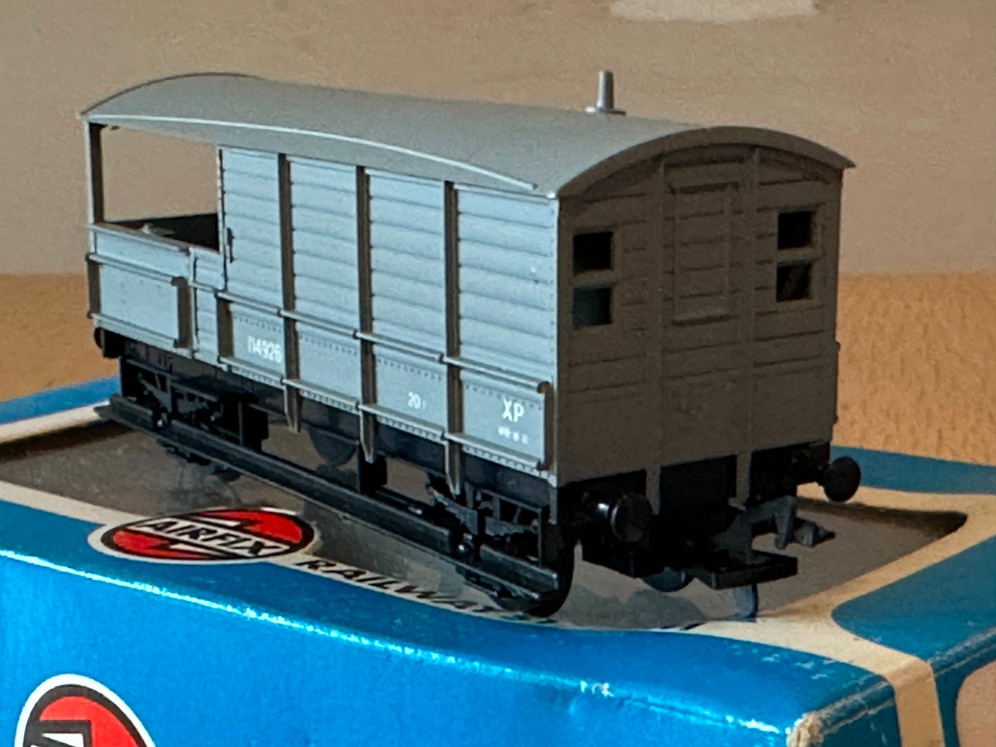 Airfix OO Gauge 54360-6 BR 20 Ton Guards Van 114926