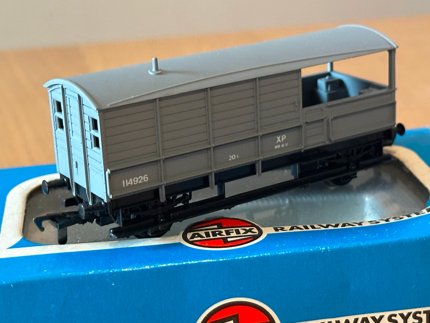 Airfix OO Gauge 54360-6 BR 20 Ton Guards Van 114926