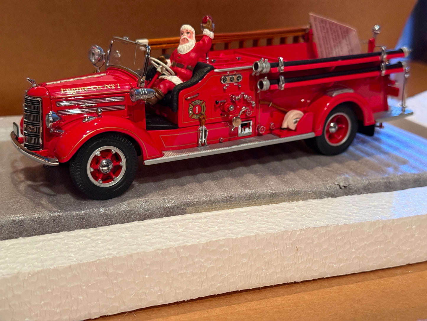 Franklin Mint 1948 Fire Engine Mack Pumper 1:32 with Santa (Missing Dog models)