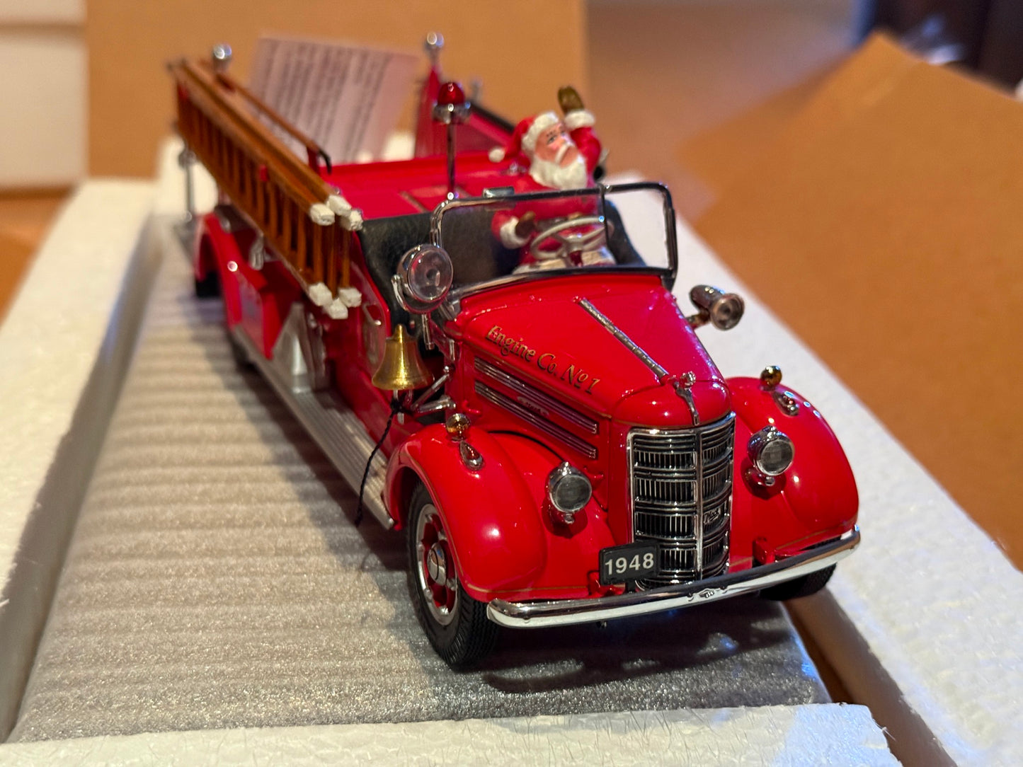 Franklin Mint 1948 Fire Engine Mack Pumper 1:32 with Santa (Missing Dog models)