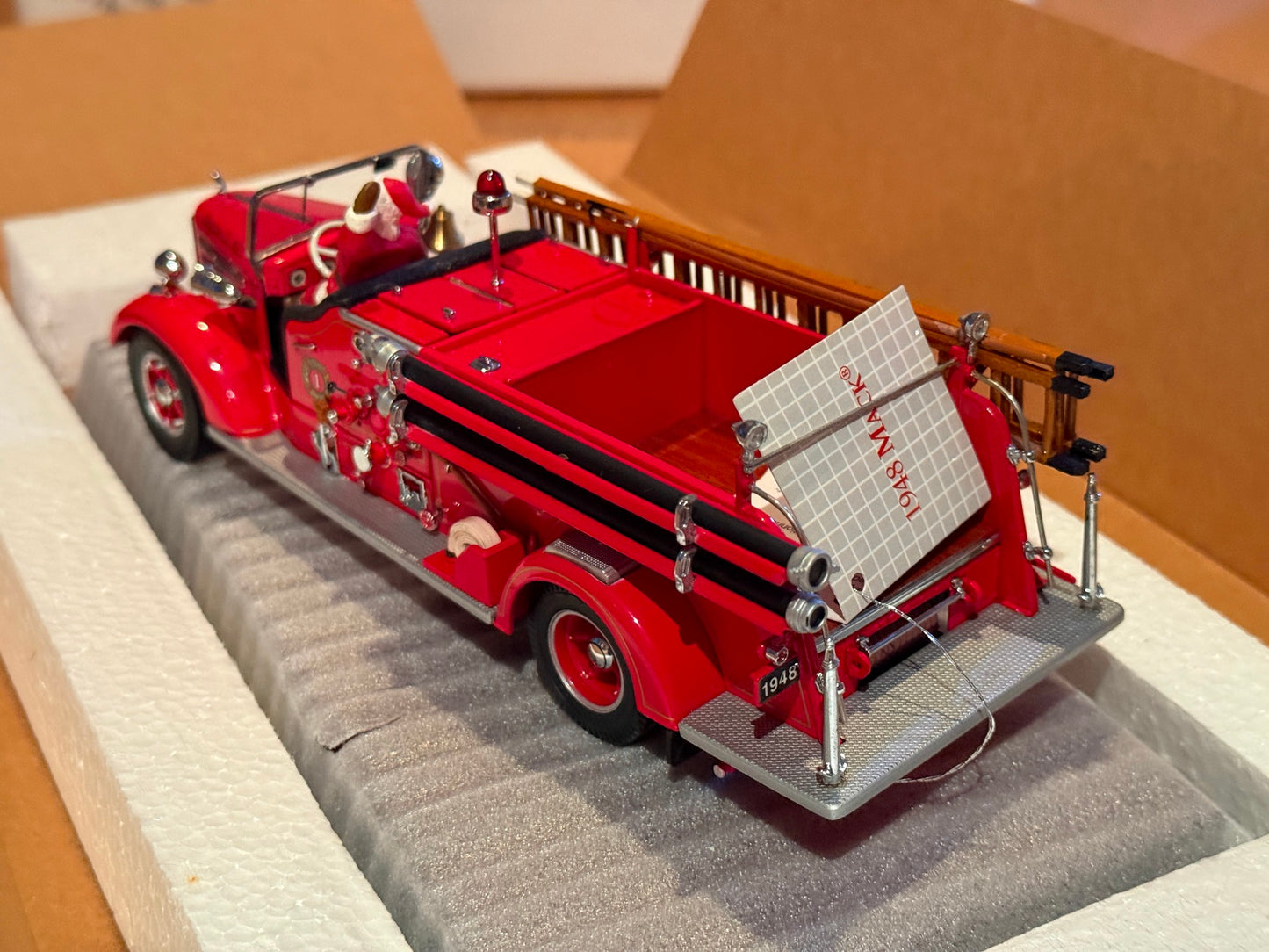Franklin Mint 1948 Fire Engine Mack Pumper 1:32 with Santa (Missing Dog models)