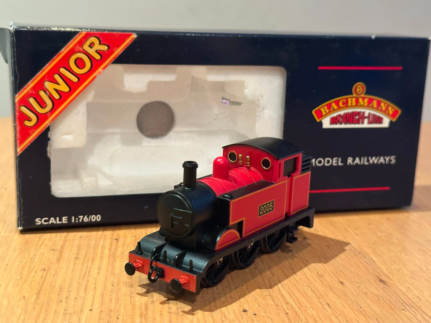 Rare Bachmann Branchline Junior OO Gauge 30-900 Red 0-6-0T No. 2005. Pre Owned.