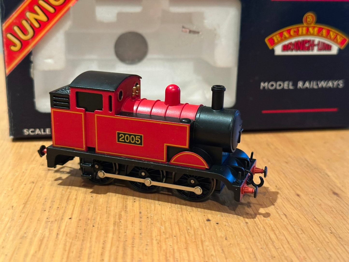 Rare Bachmann Branchline Junior OO Gauge 30-900 Red 0-6-0T No. 2005. Pre Owned.