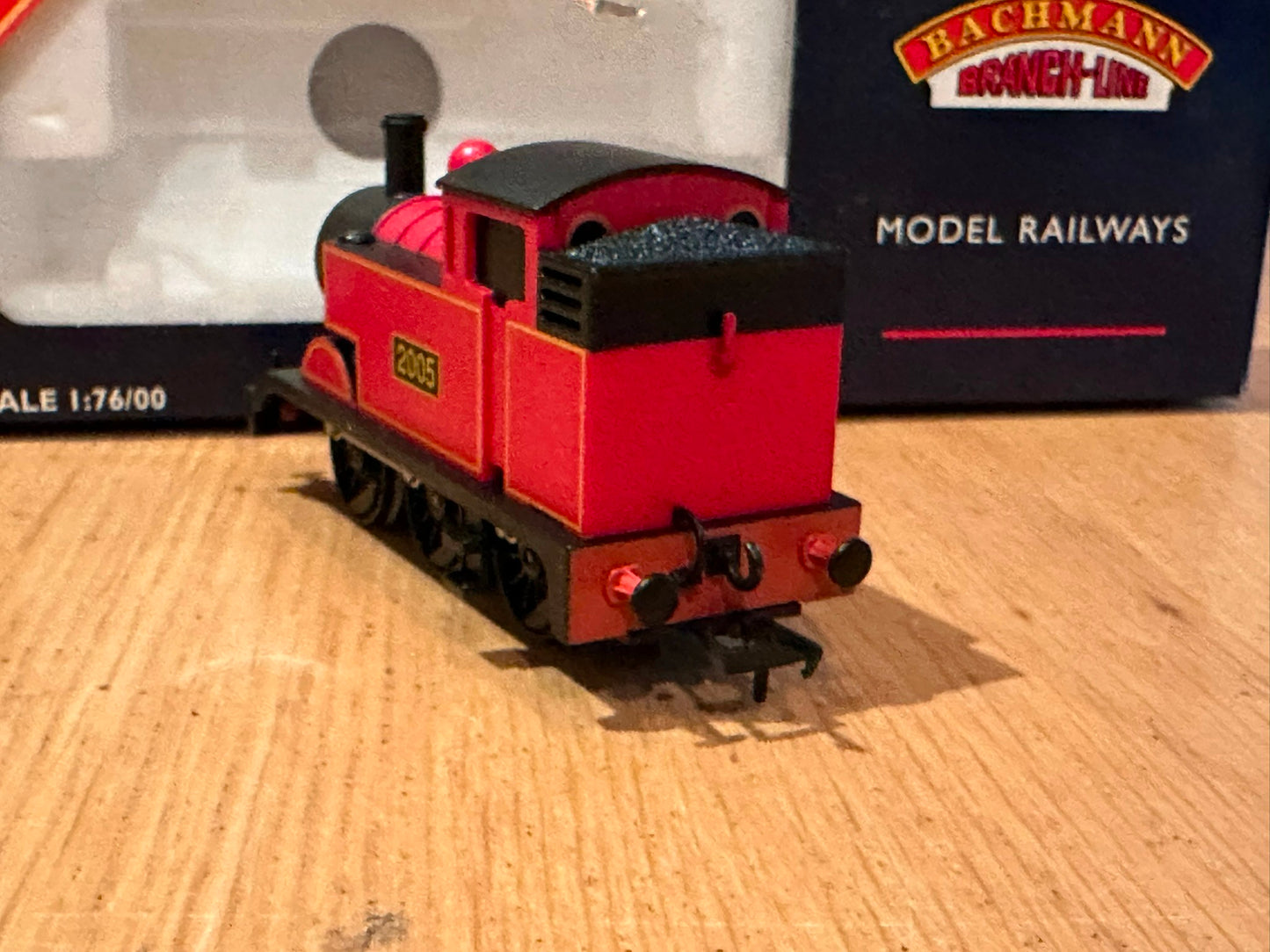 Rare Bachmann Branchline Junior OO Gauge 30-900 Red 0-6-0T No. 2005. Pre Owned.