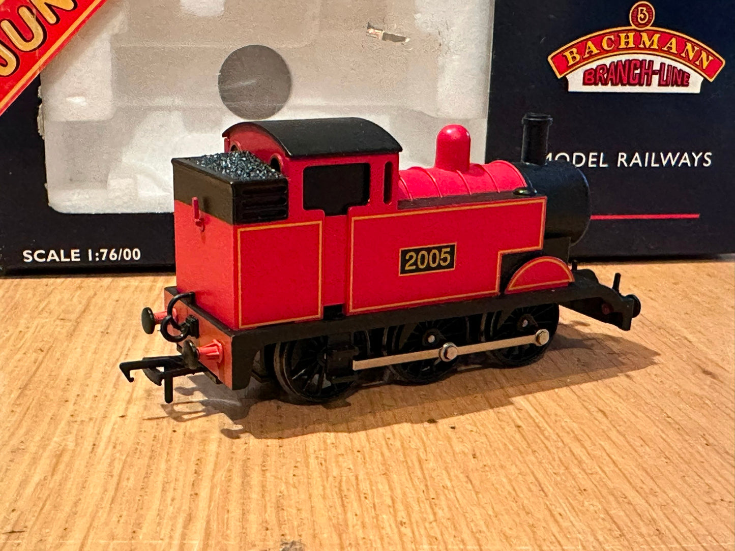 Rare Bachmann Branchline Junior OO Gauge 30-900 Red 0-6-0T No. 2005. Pre Owned.