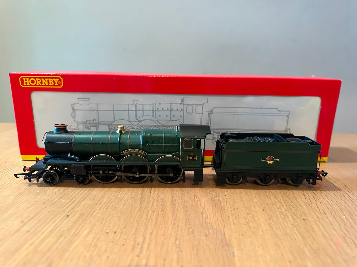 Hornby OO Gauge R2736 BR Green 4-6-0 Castle Class 7013 'Bristol Castle',
