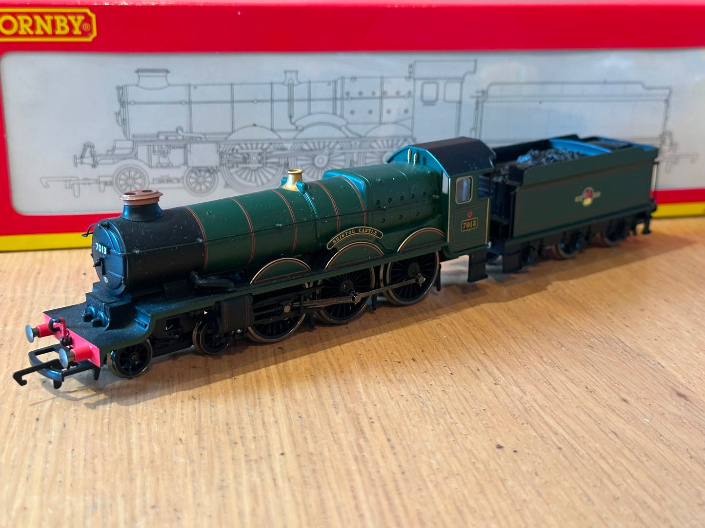Hornby OO Gauge R2736 BR Green 4-6-0 Castle Class 7013 'Bristol Castle',