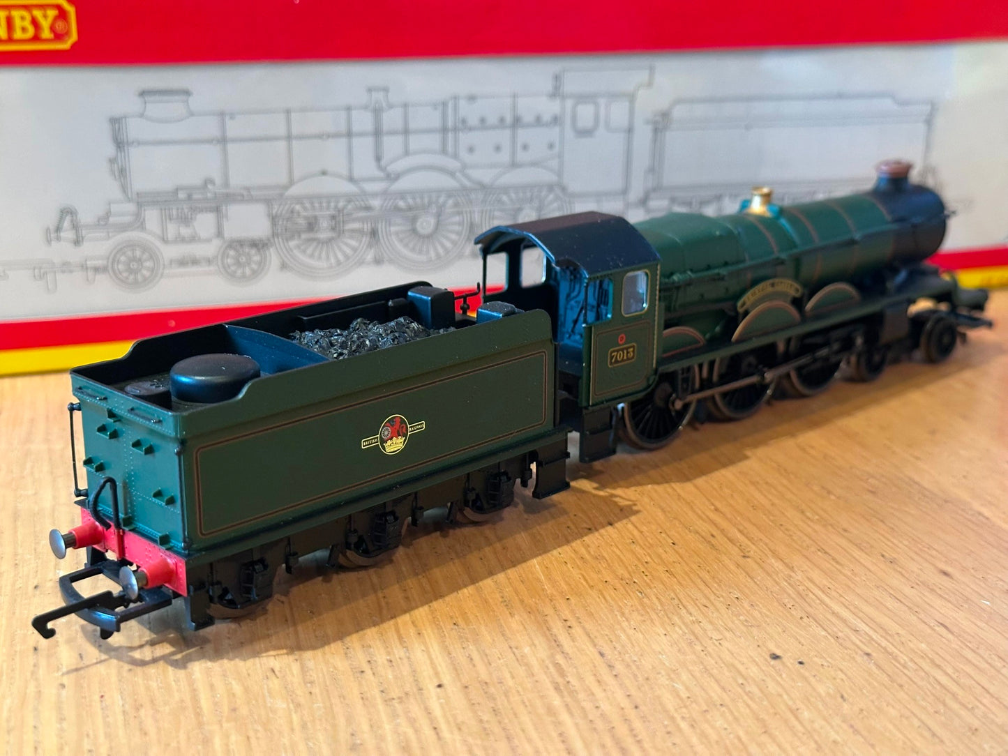 Hornby OO Gauge R2736 BR Green 4-6-0 Castle Class 7013 'Bristol Castle',