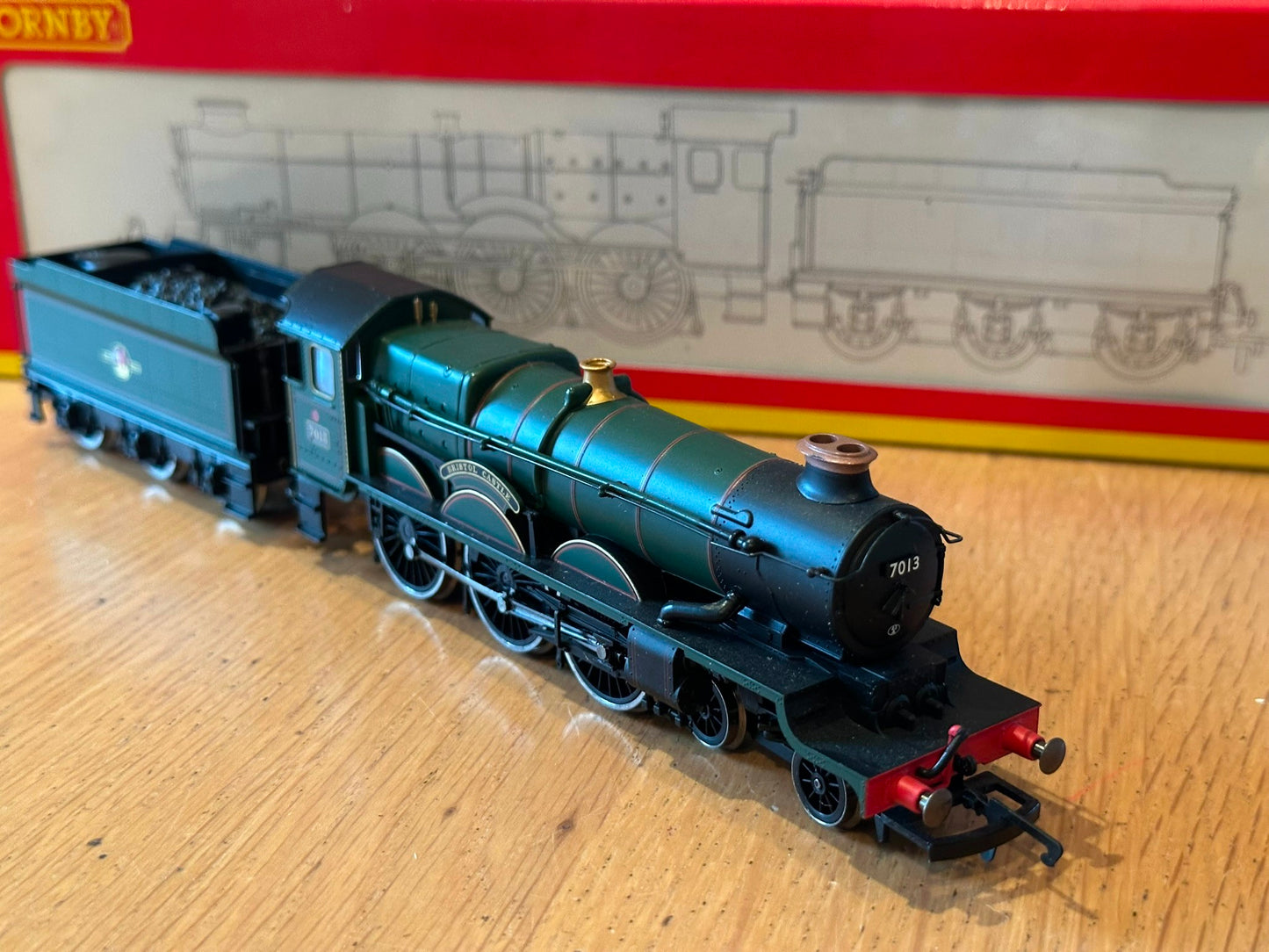 Hornby OO Gauge R2736 BR Green 4-6-0 Castle Class 7013 'Bristol Castle',