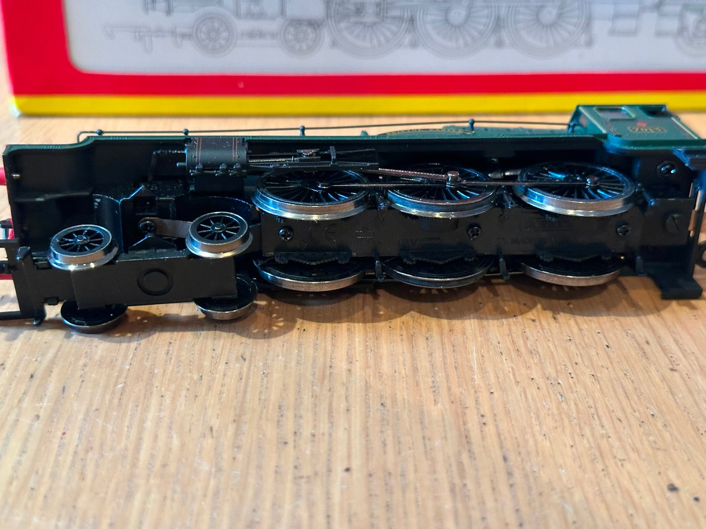 Hornby OO Gauge R2736 BR Green 4-6-0 Castle Class 7013 'Bristol Castle',