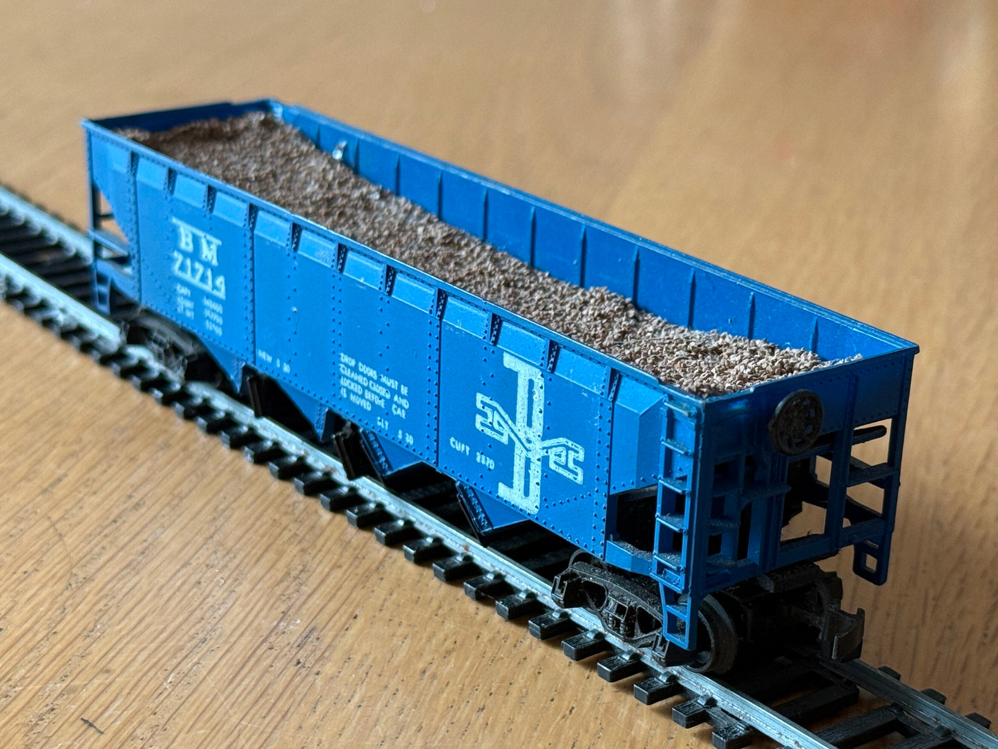 Roco or Athearn HO Scale - Boston & Maine BM 71714 Hopper (with load)