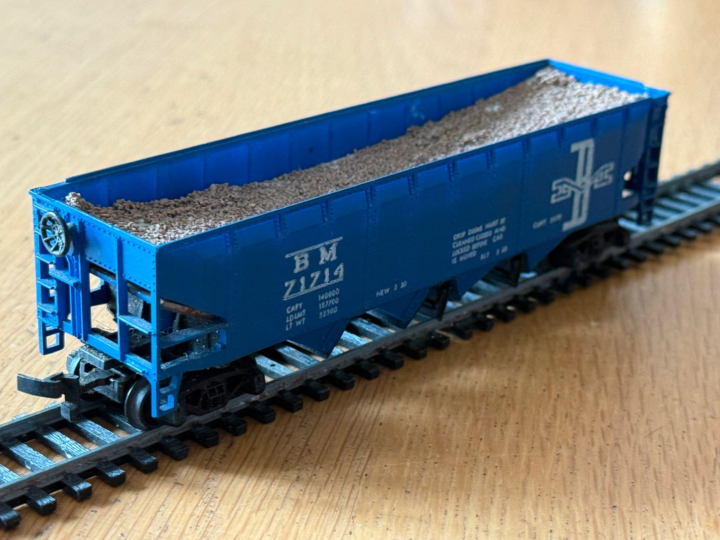 Roco or Athearn HO Scale - Boston & Maine BM 71714 Hopper (with load)
