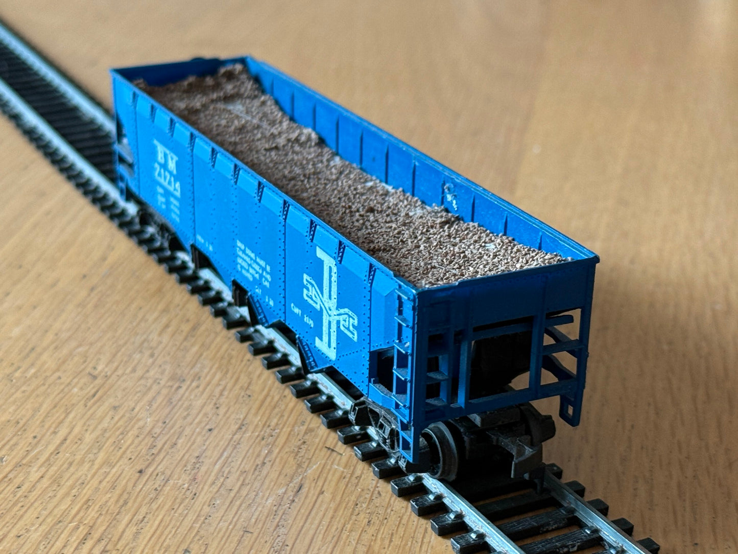 Roco or Athearn HO Scale - Boston & Maine BM 71714 Hopper (with load)