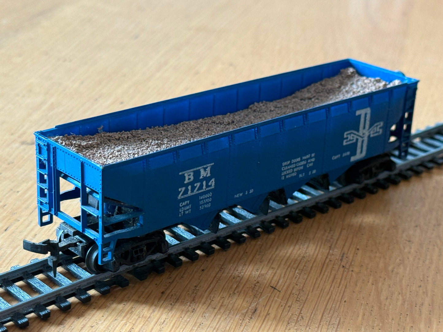 Roco or Athearn HO Scale - Boston & Maine BM 71714 Hopper (with load)