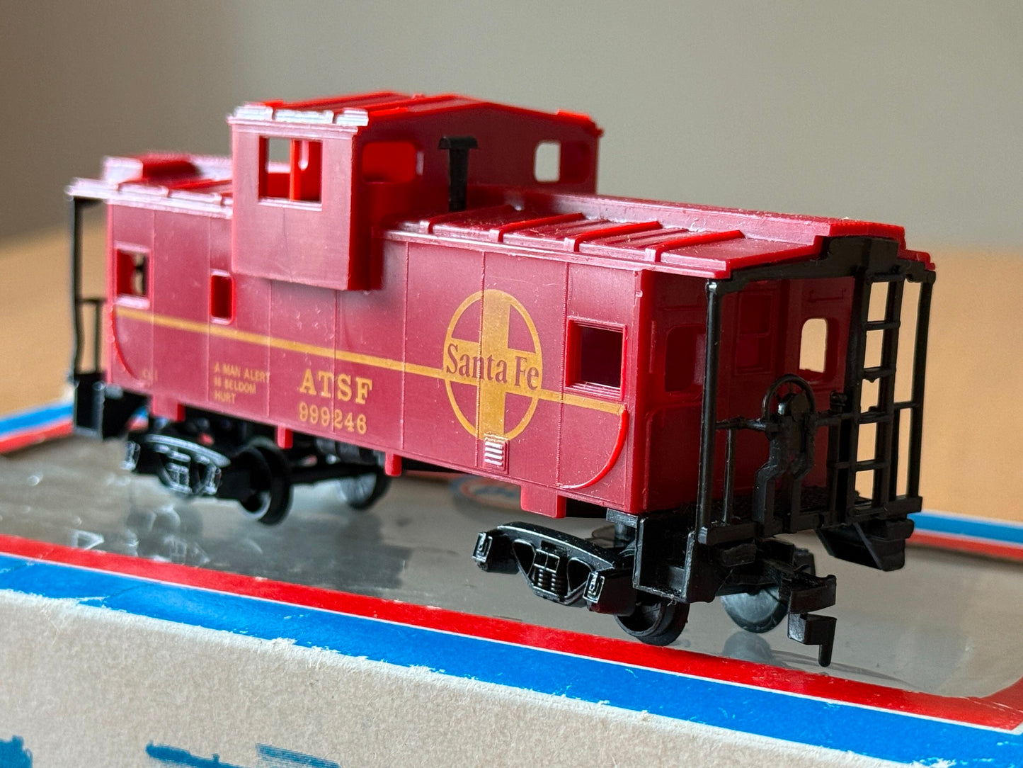 Model Power 9123 HO Scale - Santa Fe Caboose 999246 (incorrect box)