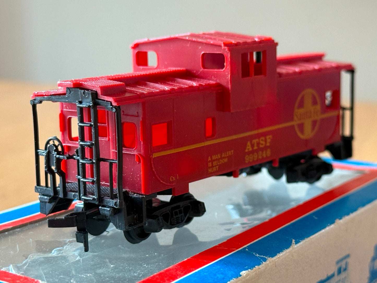 Model Power 9123 HO Scale - Santa Fe Caboose 999246 (incorrect box)