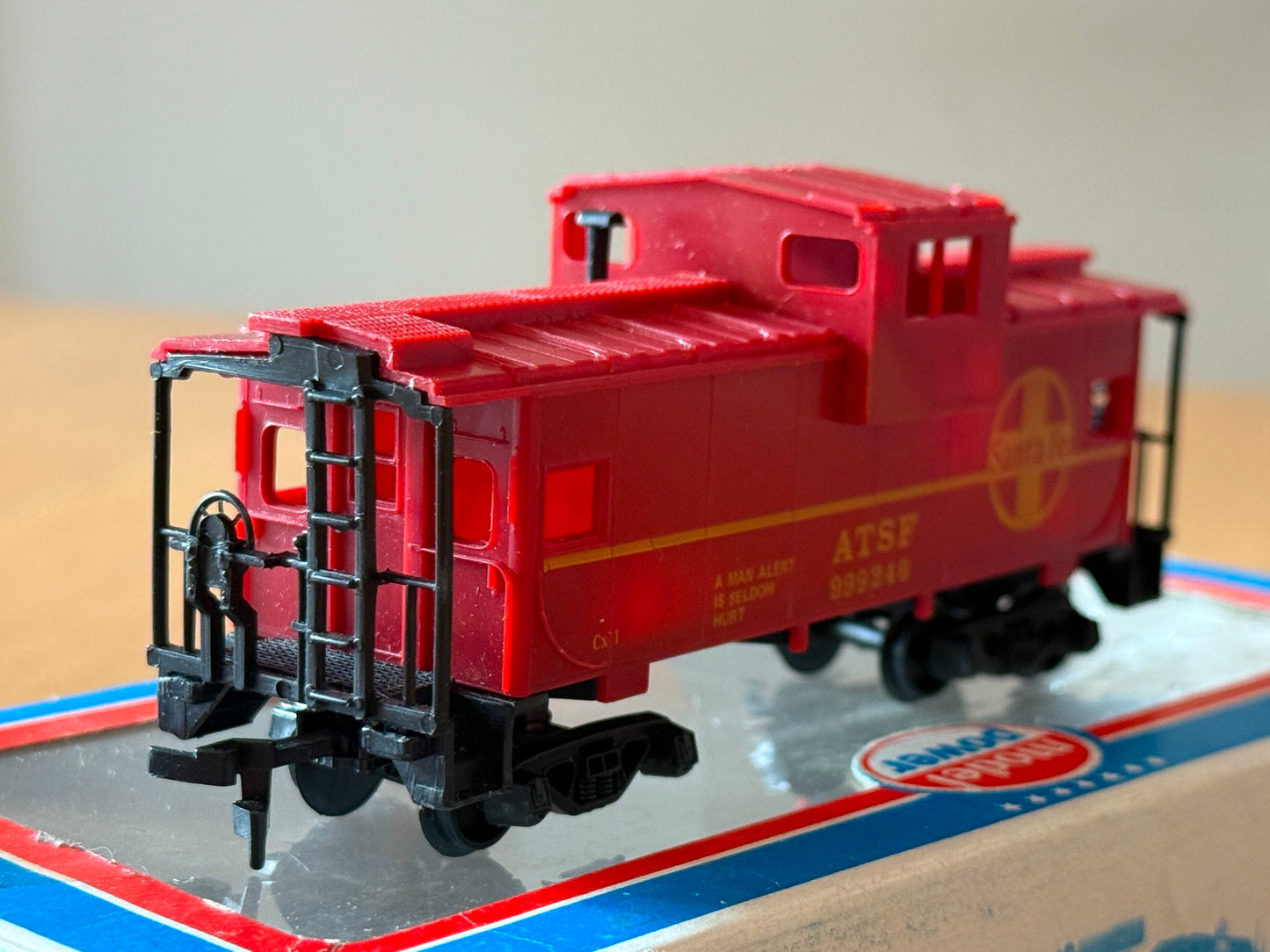 Model Power 9123 HO Scale - Santa Fe Caboose 999246 (incorrect box)