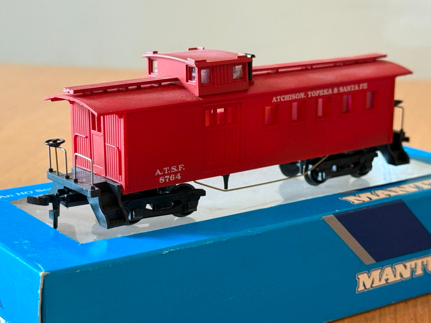 Mantua HO Scale - ATSF 8764 Caboose