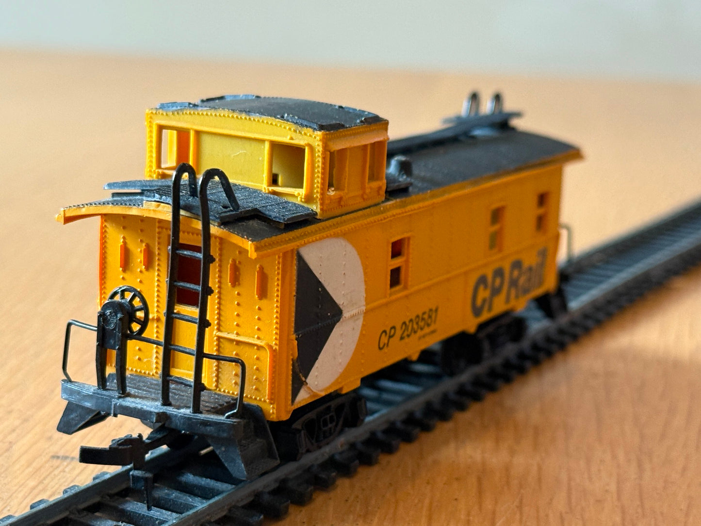 Bachmann HO Scale - Caboose-Off Center Cupola - CP Rail 203581