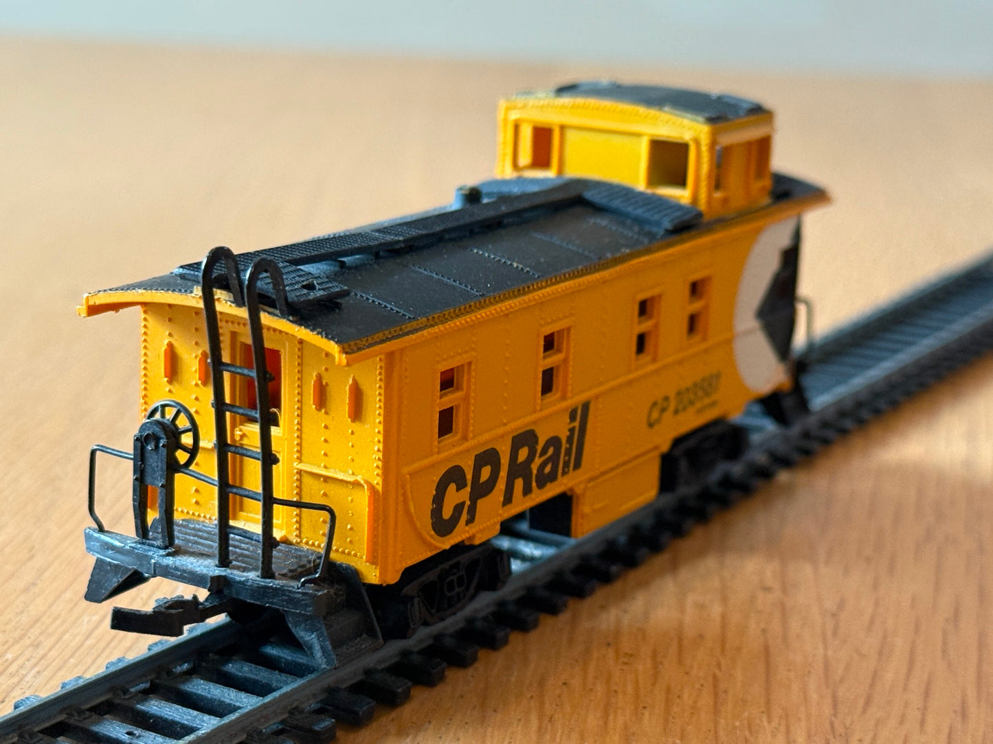 Bachmann HO Scale - Caboose-Off Center Cupola - CP Rail 203581