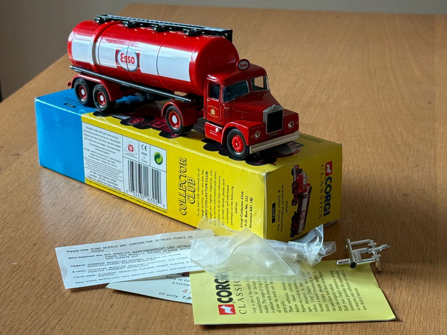Corgi Classics 16302 - 1:50 Scammell Highwayman & Tanker Trailer - Esso BNIB