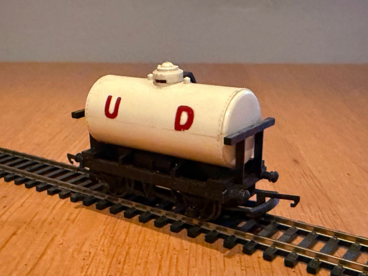 Triang OO Gauge R15 - United Dairies Tank Wagon