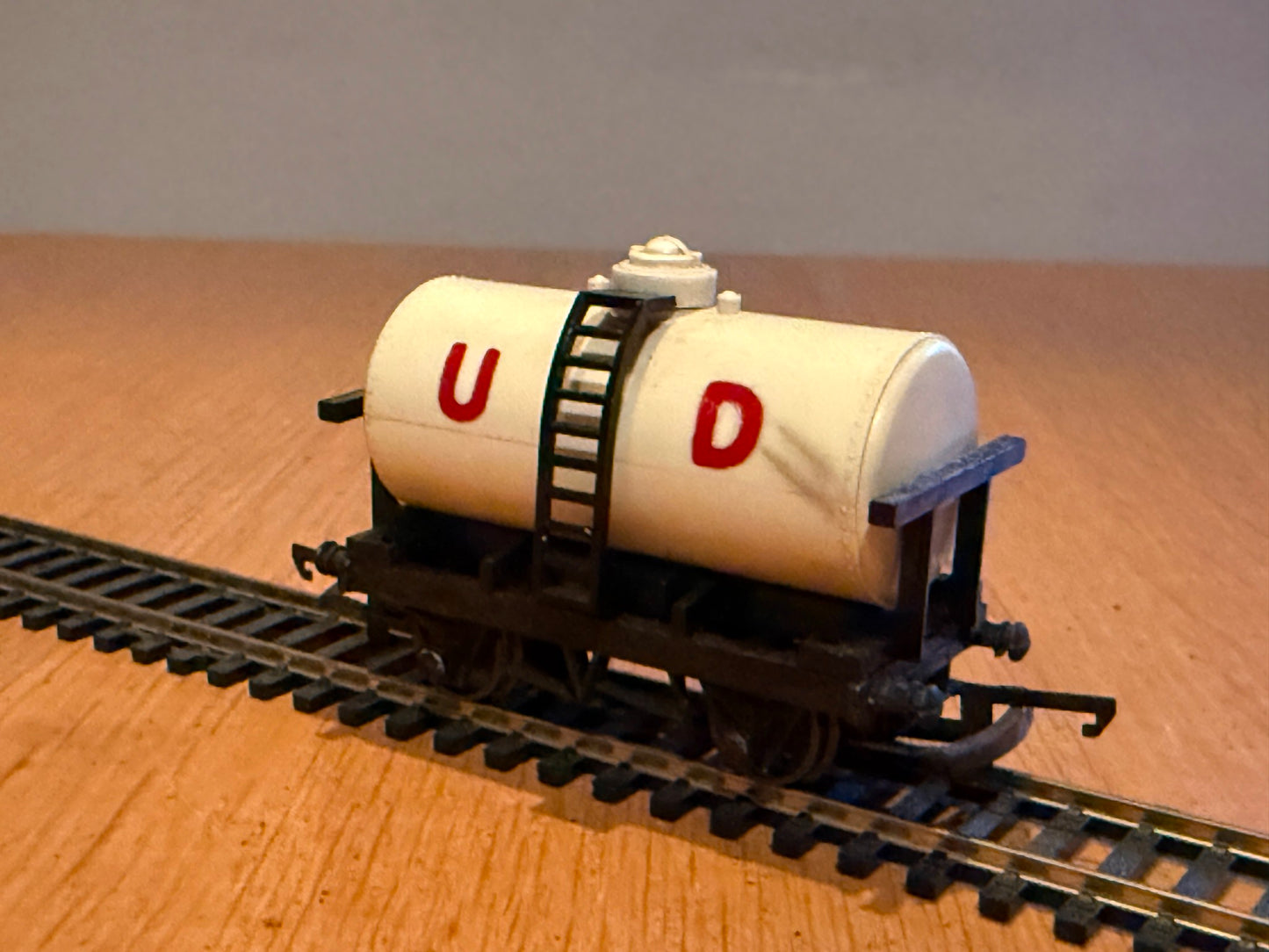 Triang OO Gauge R15 - United Dairies Tank Wagon
