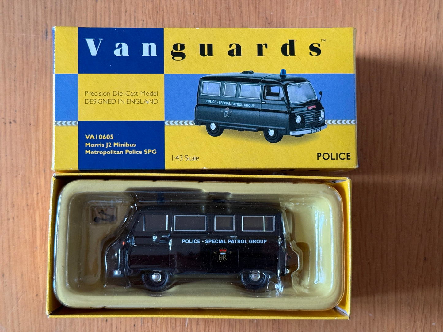 Lledo Vanguards 1:43 VA10605 Morris J2 Minibus - Metropolitan Police
