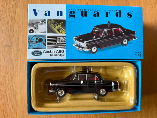 Lledo Vanguards 1:43 VA04403 Austin A60 Cambridge - Hertfordshire Police