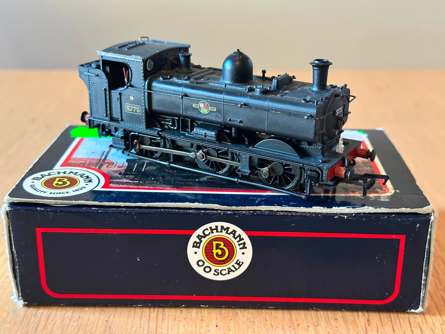 Bachmann Branchline 32-215 Class 57xx Pannier tank 5775 in GWR Green. Pre owned.