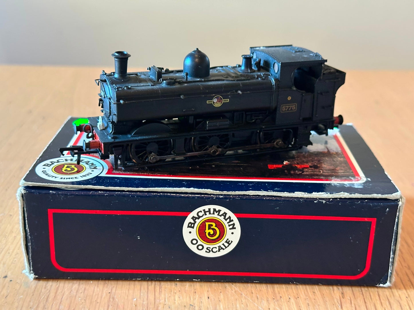 Bachmann Branchline 32-215 Class 57xx Pannier tank 5775 in GWR Green. Pre owned.