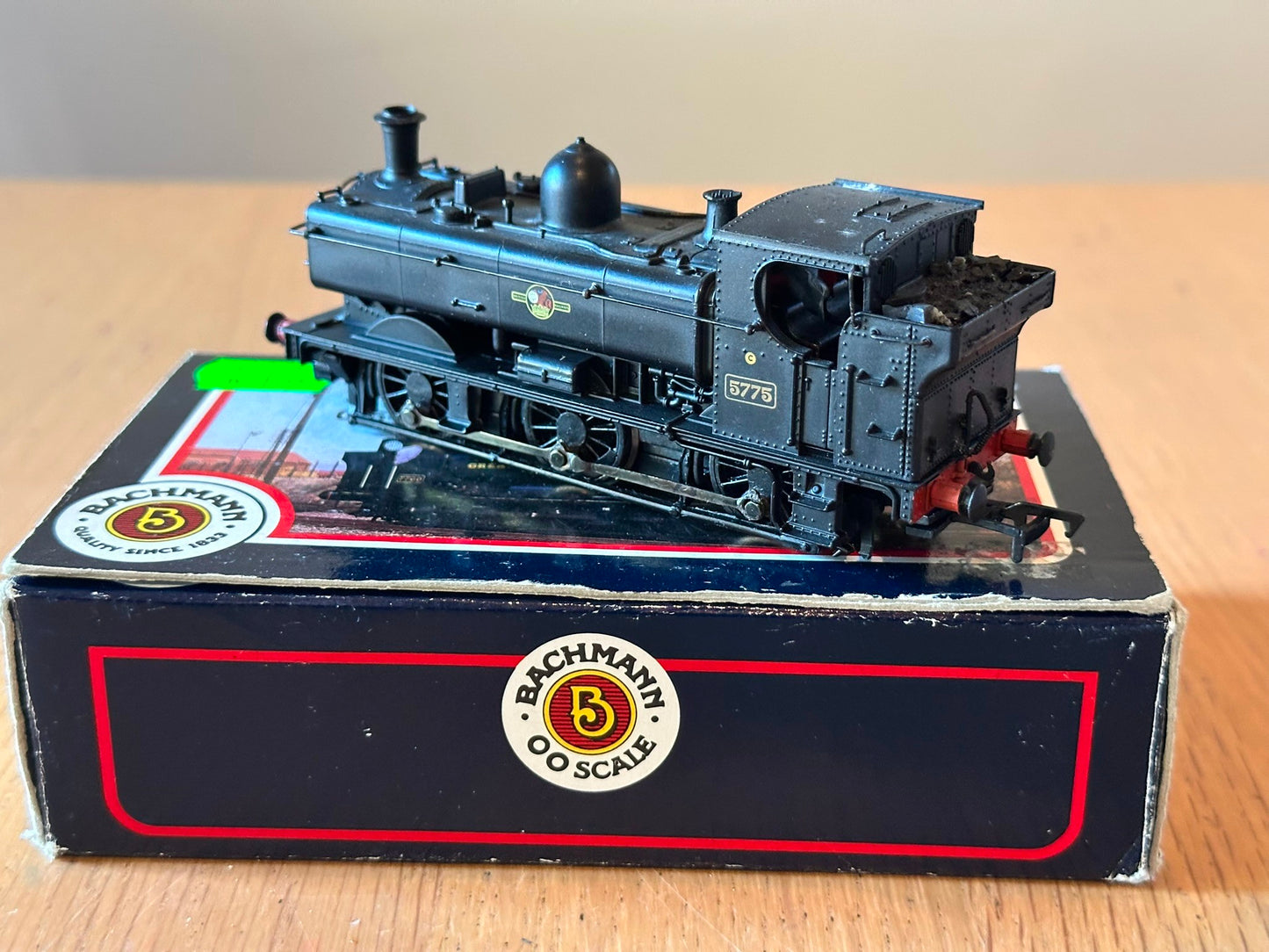 Bachmann Branchline 32-215 Class 57xx Pannier tank 5775 in GWR Green. Pre owned.