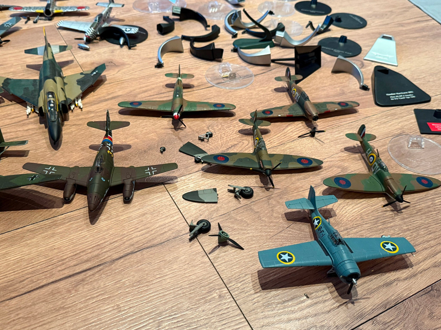 21 Diecast Model Planes and Accessories - Corgi, Gemini, Dragon etc