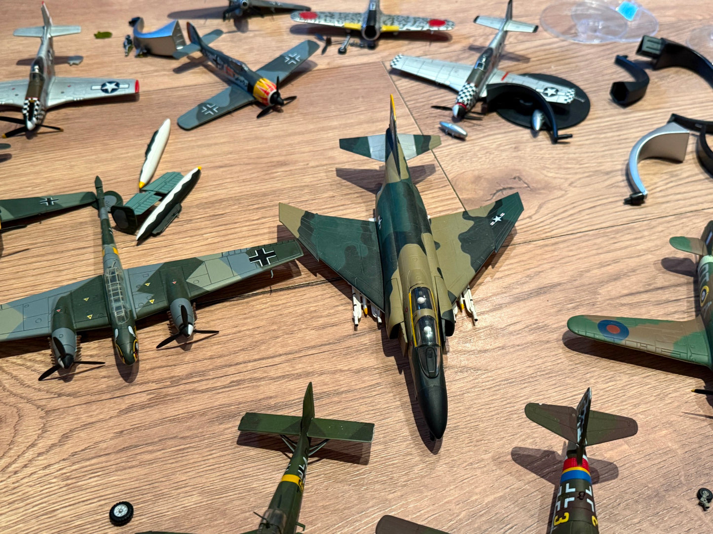 21 Diecast Model Planes and Accessories - Corgi, Gemini, Dragon etc