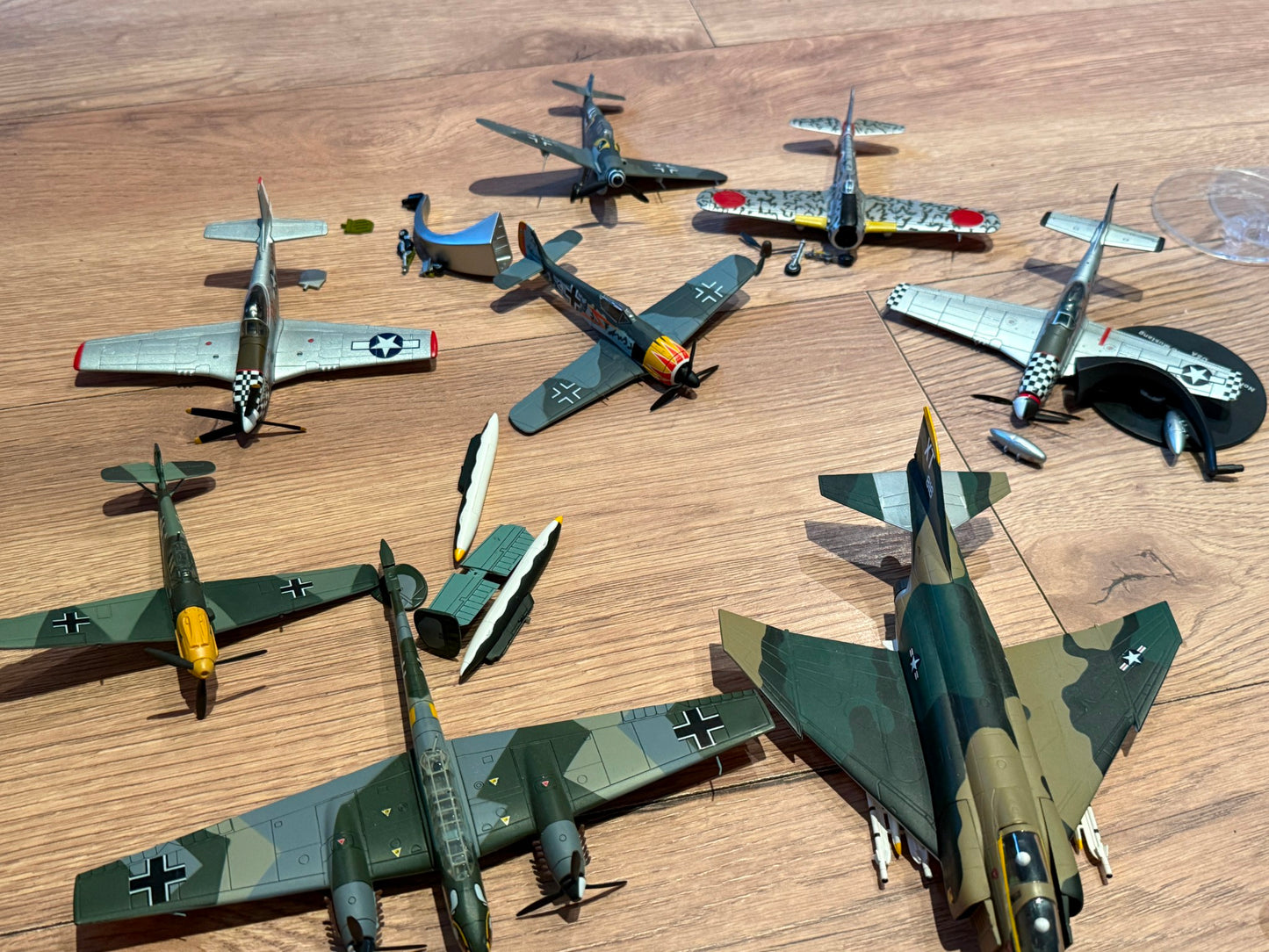 21 Diecast Model Planes and Accessories - Corgi, Gemini, Dragon etc