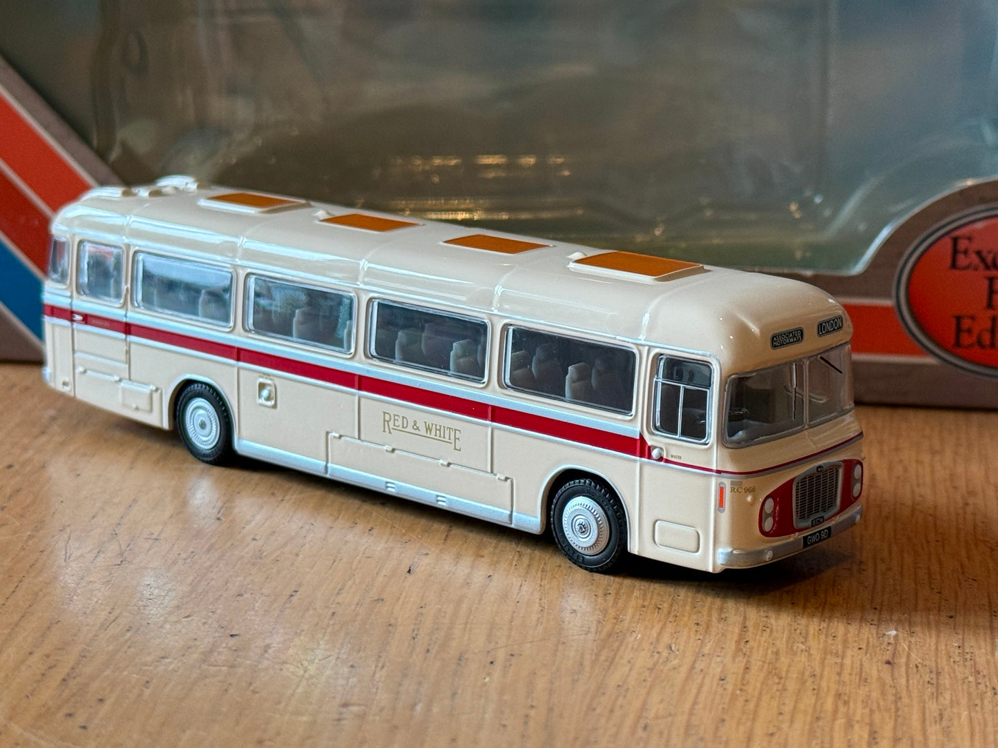 EFE 32303 - 1:76 Bristol RELH Singledeck Coach "Red & White"
