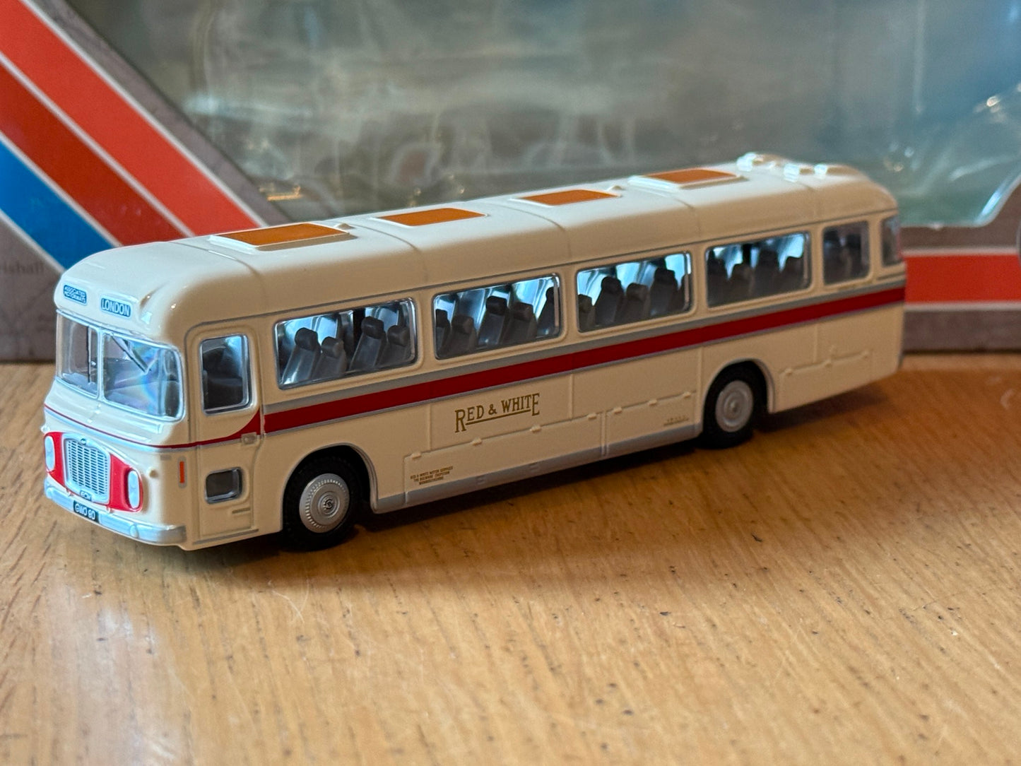 EFE 32303 - 1:76 Bristol RELH Singledeck Coach "Red & White"
