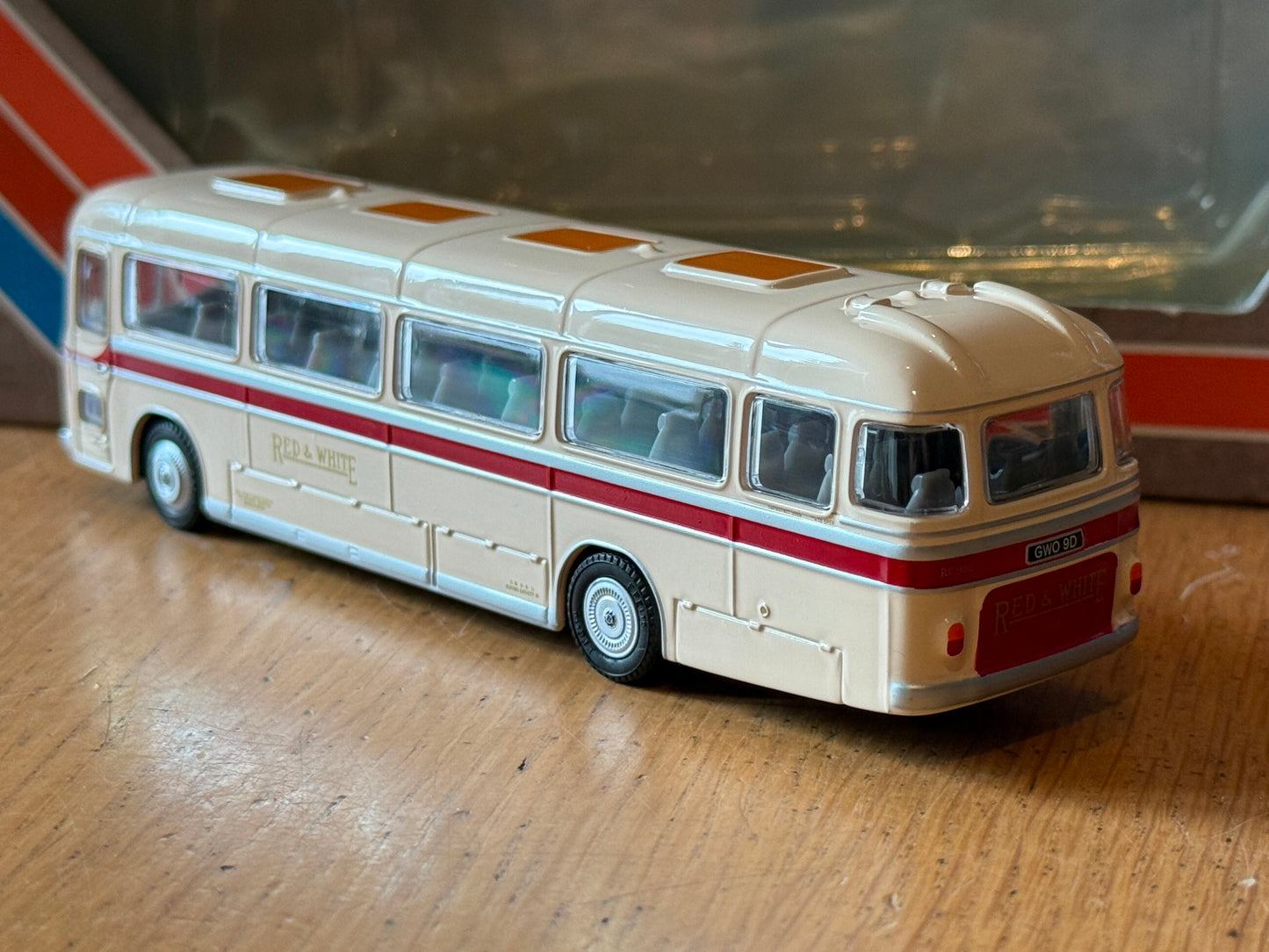EFE 32303 - 1:76 Bristol RELH Singledeck Coach "Red & White"