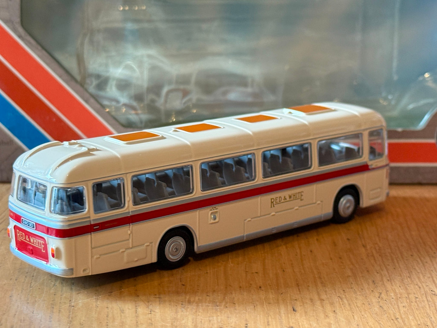 EFE 32303 - 1:76 Bristol RELH Singledeck Coach "Red & White"