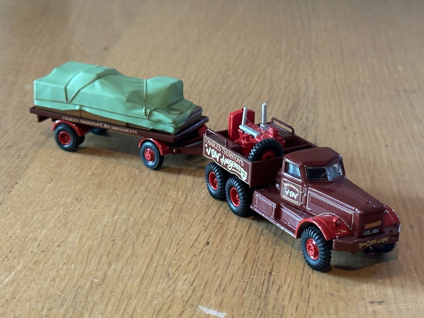 Atlas Editions OO Gauge - Diamond T Truck and Load Charles Thurston's Amusements