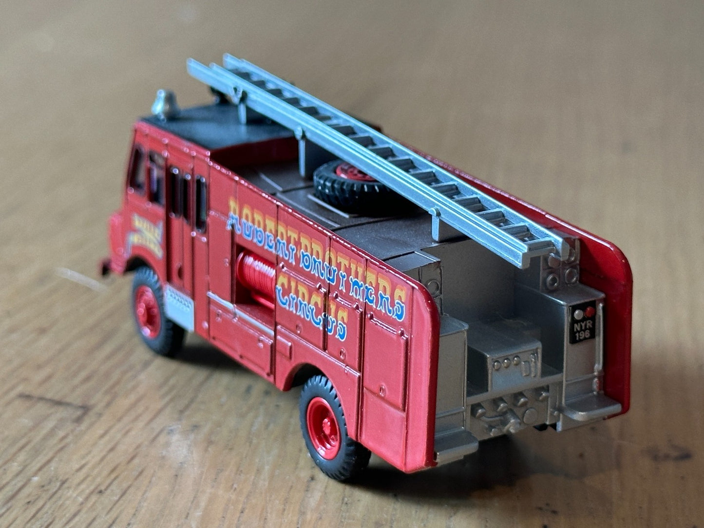 Atlas Editions OO Gauge -Green Goddess Fire Engine -Robert Brothers Circus