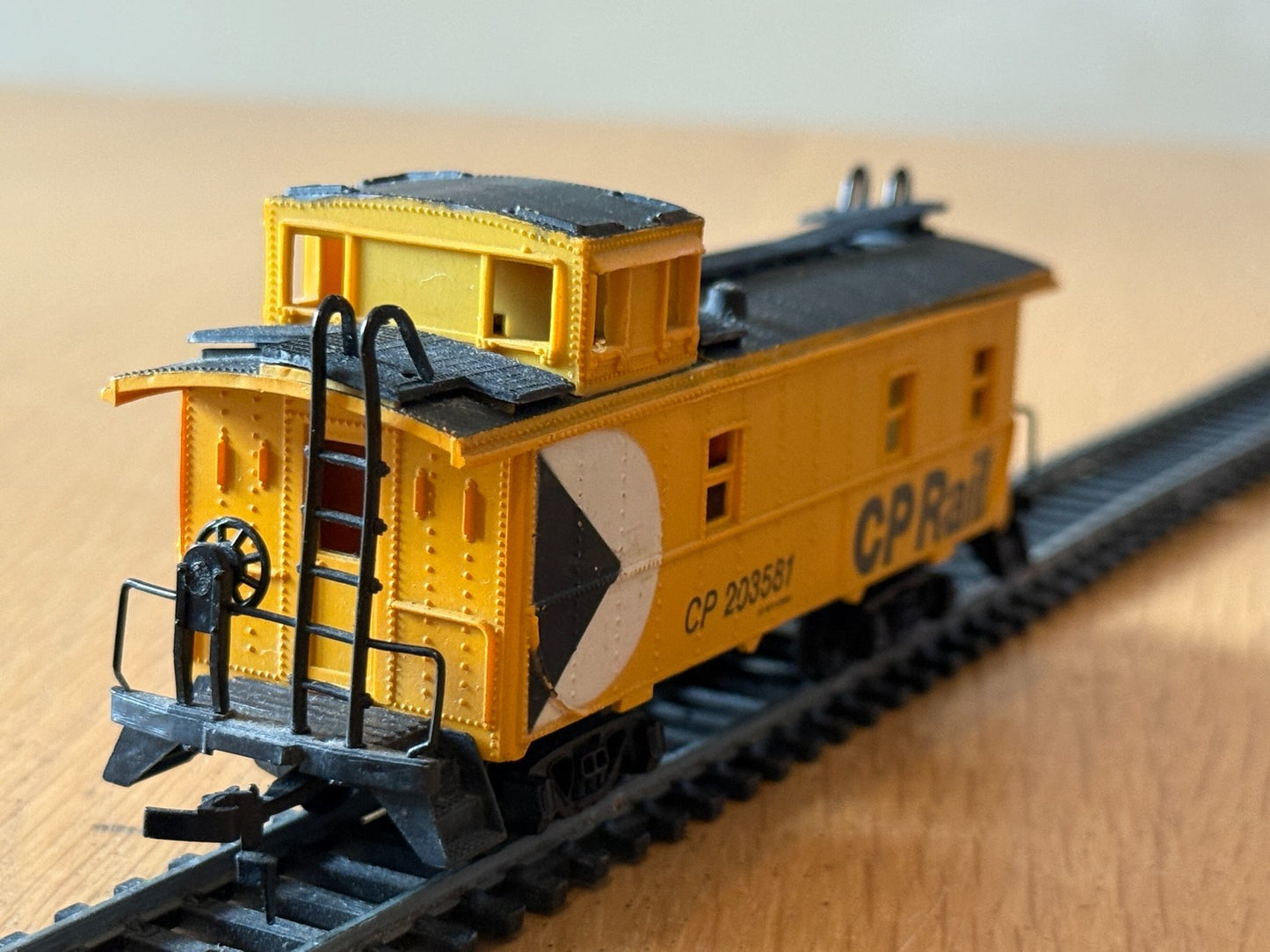 Bachmann HO Scale - Caboose-Off Center Cupola - CP Rail 203581